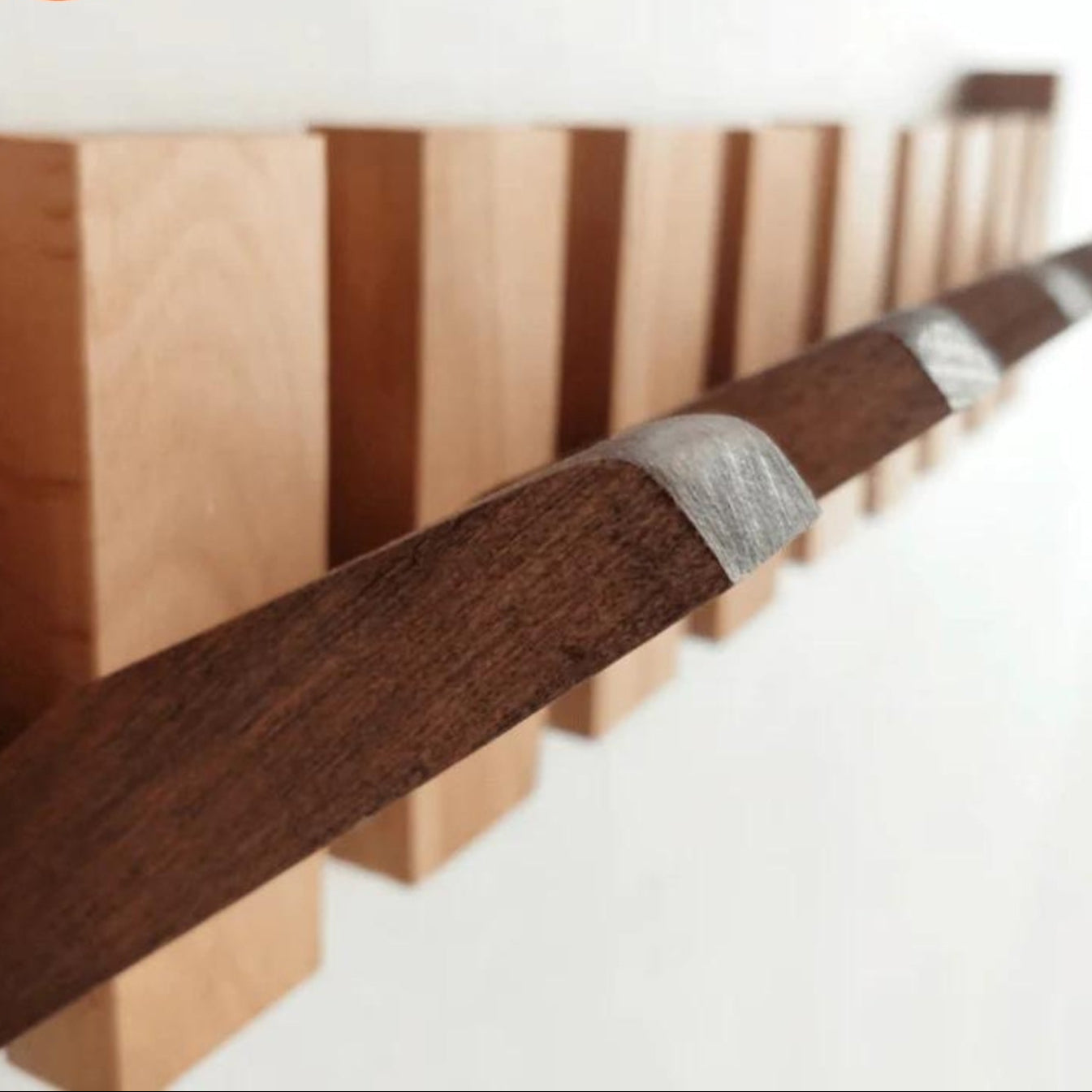 Garderobe aus Holz in Klavieroptik