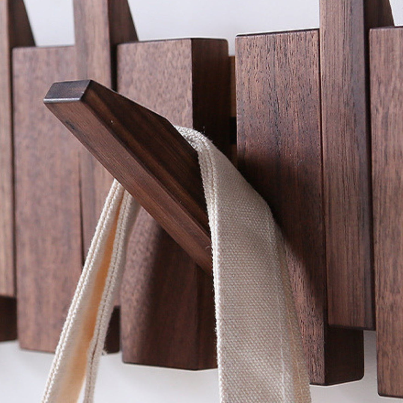 Garderobe aus Holz in Klavieroptik