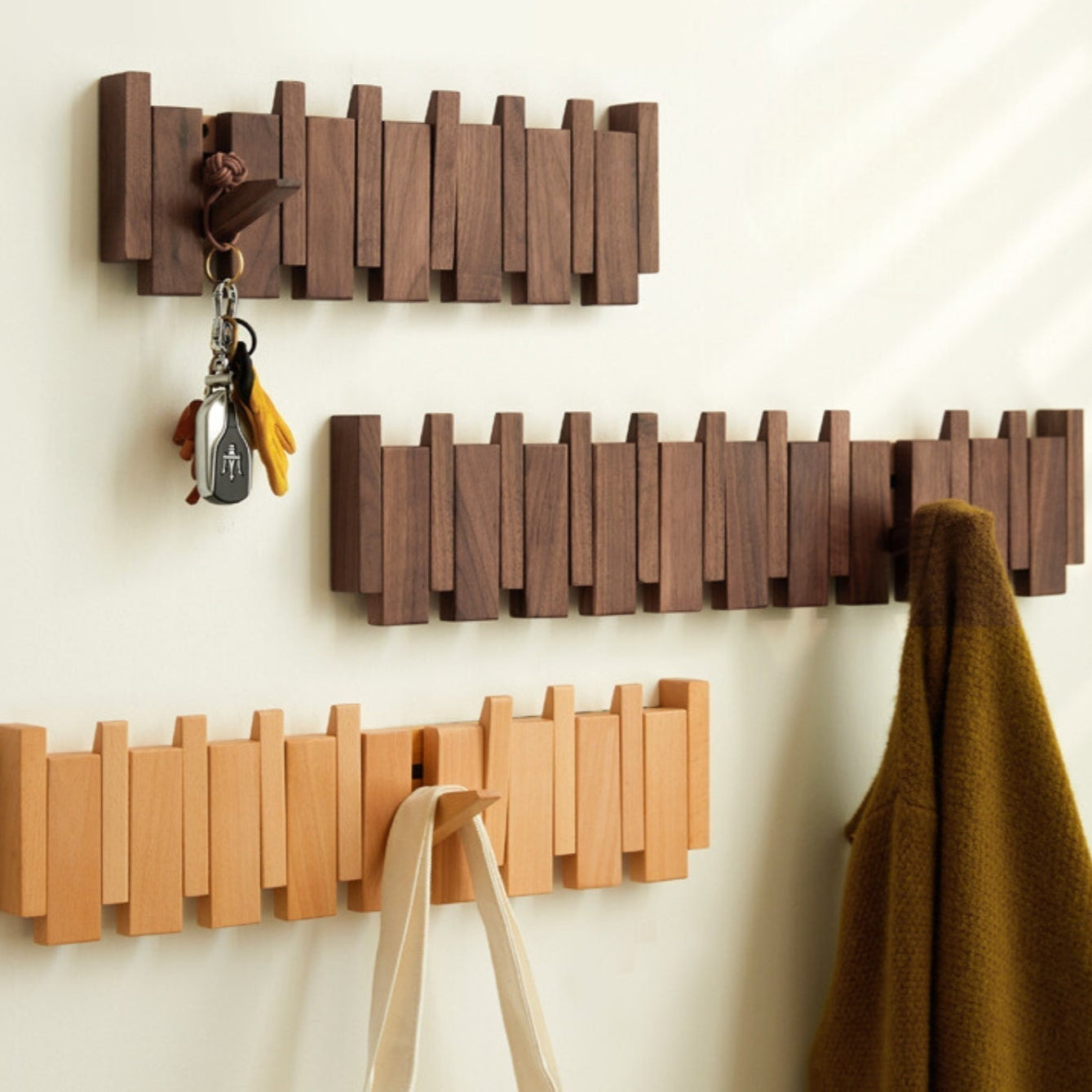 Garderobe aus Holz in Klavieroptik