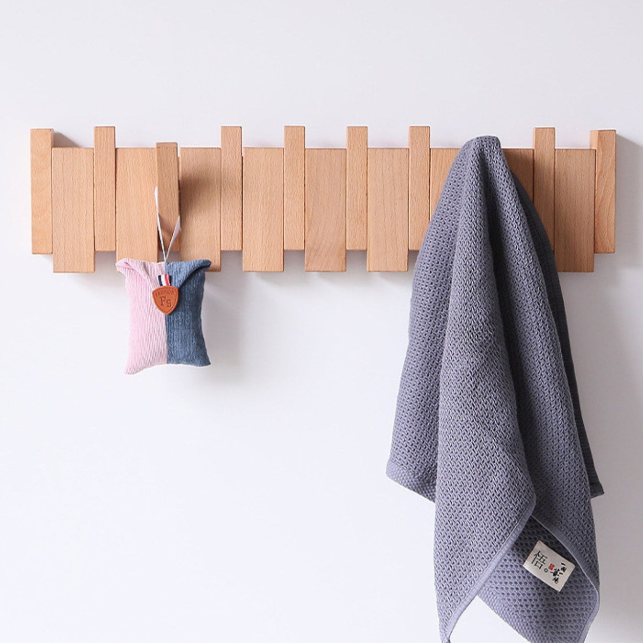 Garderobe aus Holz in Klavieroptik