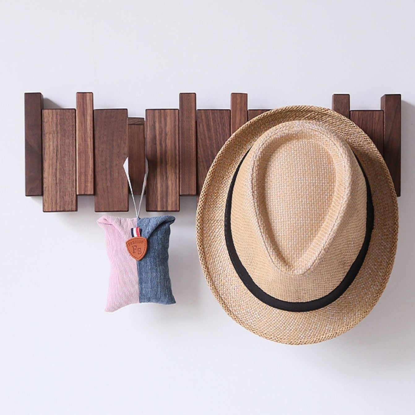 Garderobe aus Holz in Klavieroptik