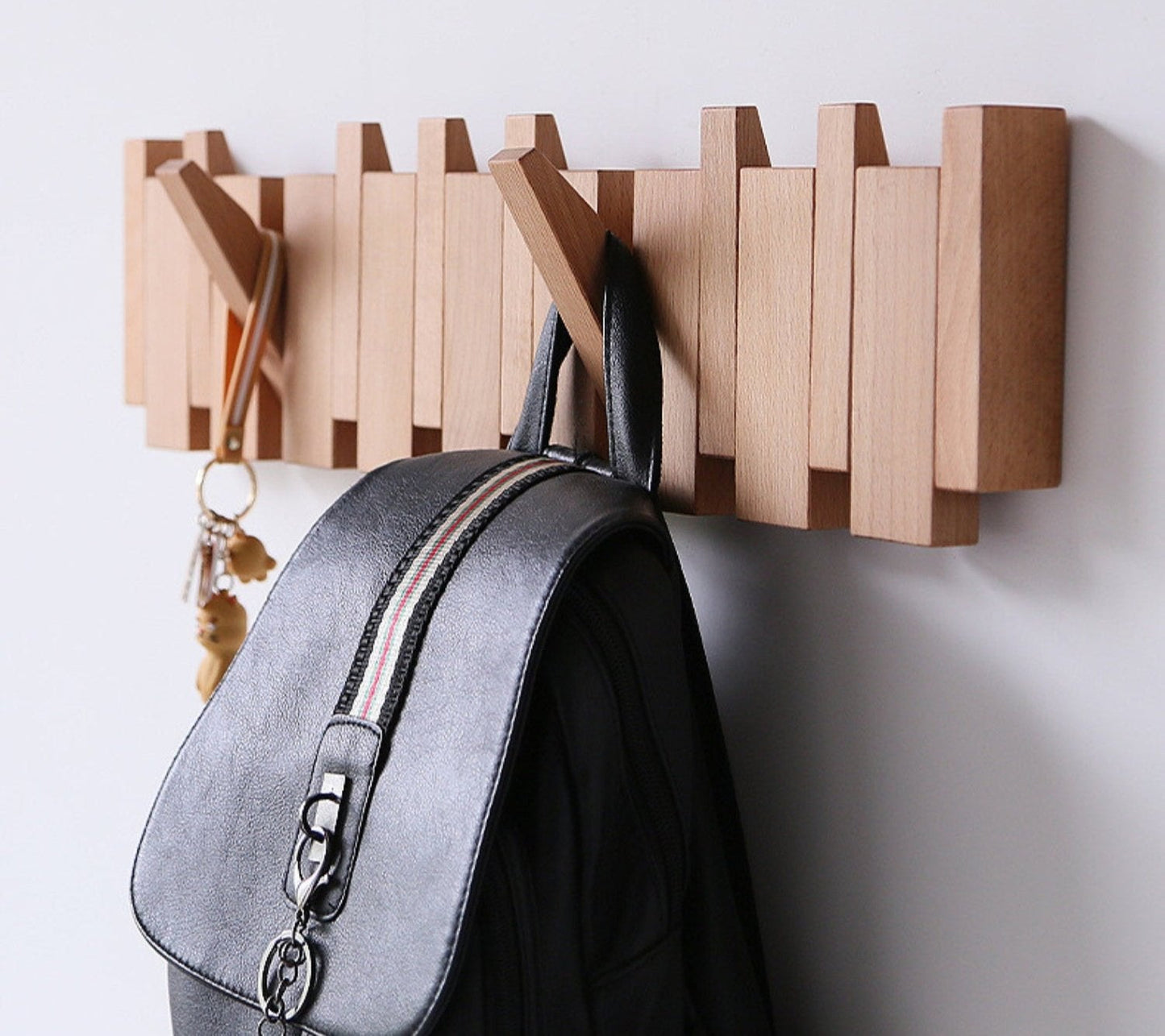 Handgefertigte Garderobe aus Holz in Klavieroptik