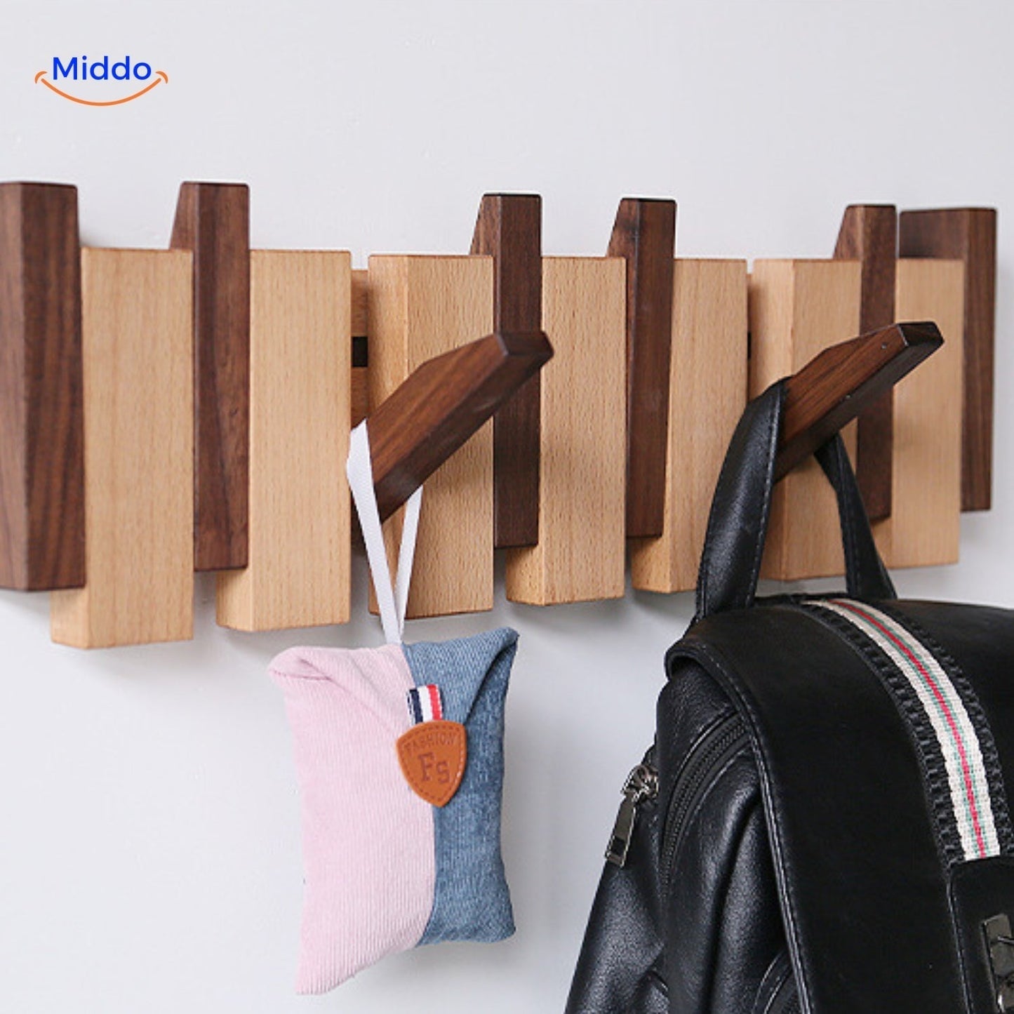 Handgefertigte Garderobe aus Holz in Klavieroptik