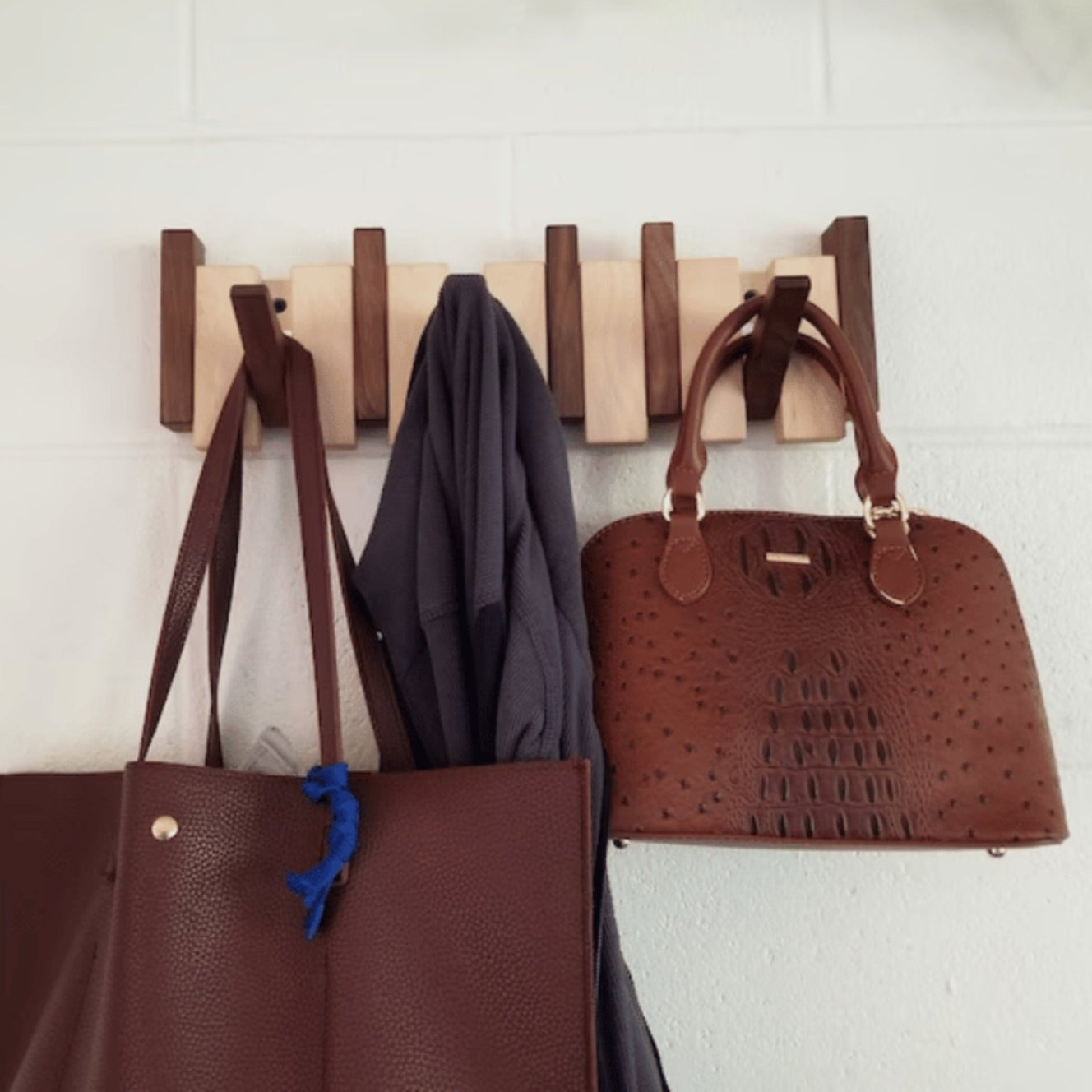 Garderobe aus Holz in Klavieroptik
