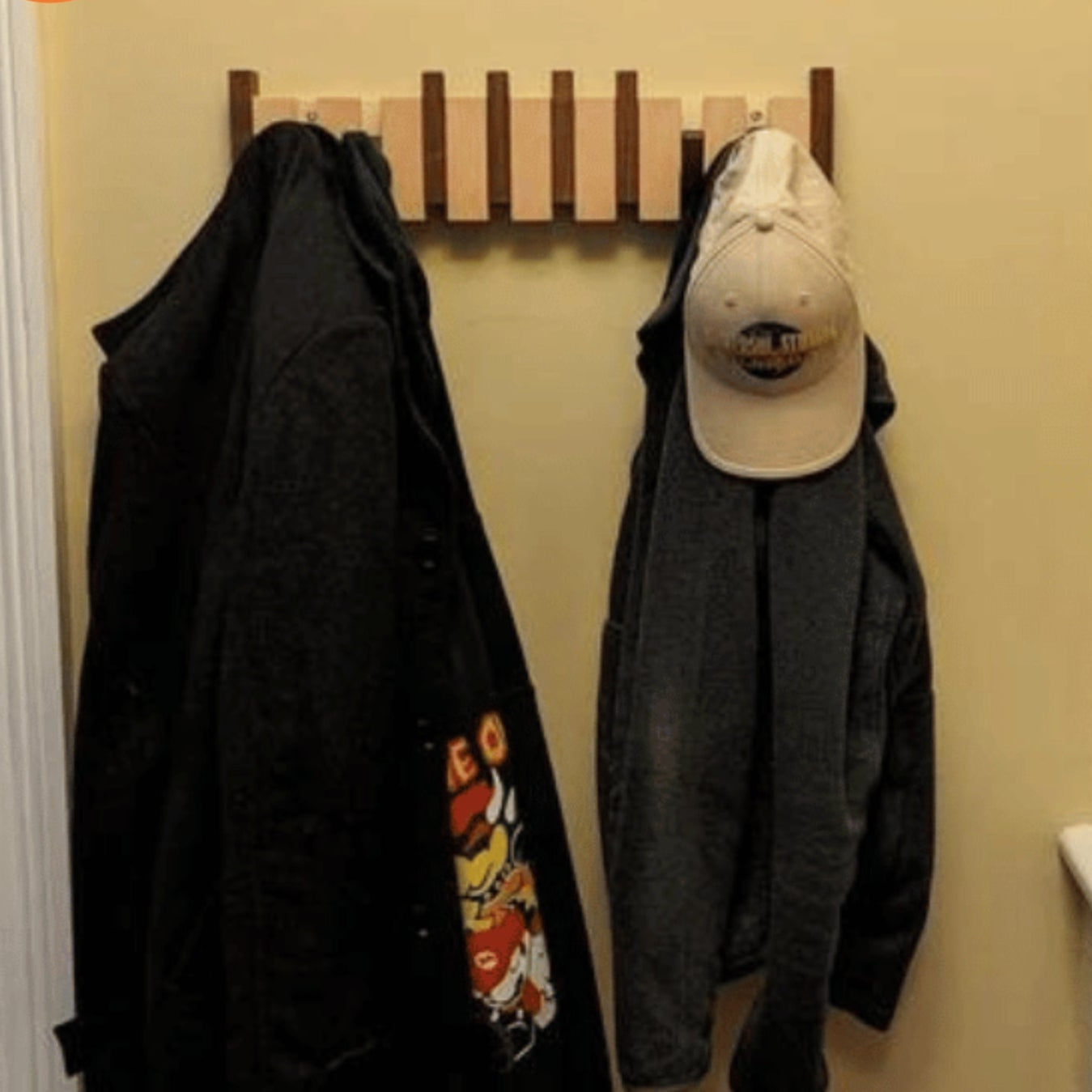 Garderobe aus Holz in Klavieroptik