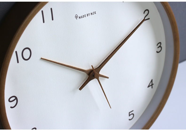 Lautlose Wanduhr aus Massivholz