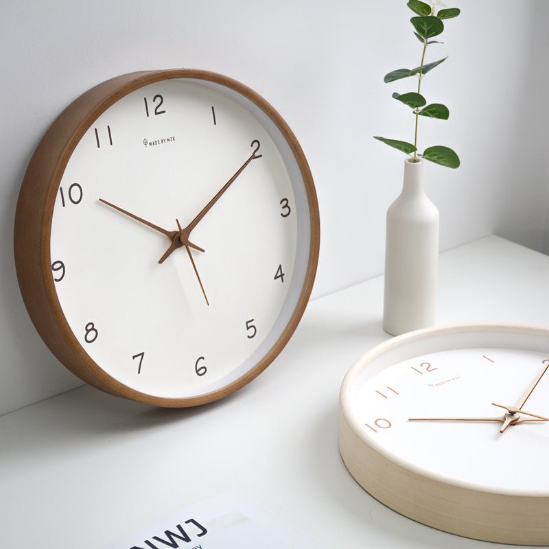 Lautlose Wanduhr aus Massivholz