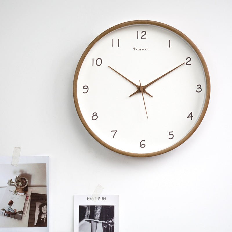 Lautlose Wanduhr aus Massivholz