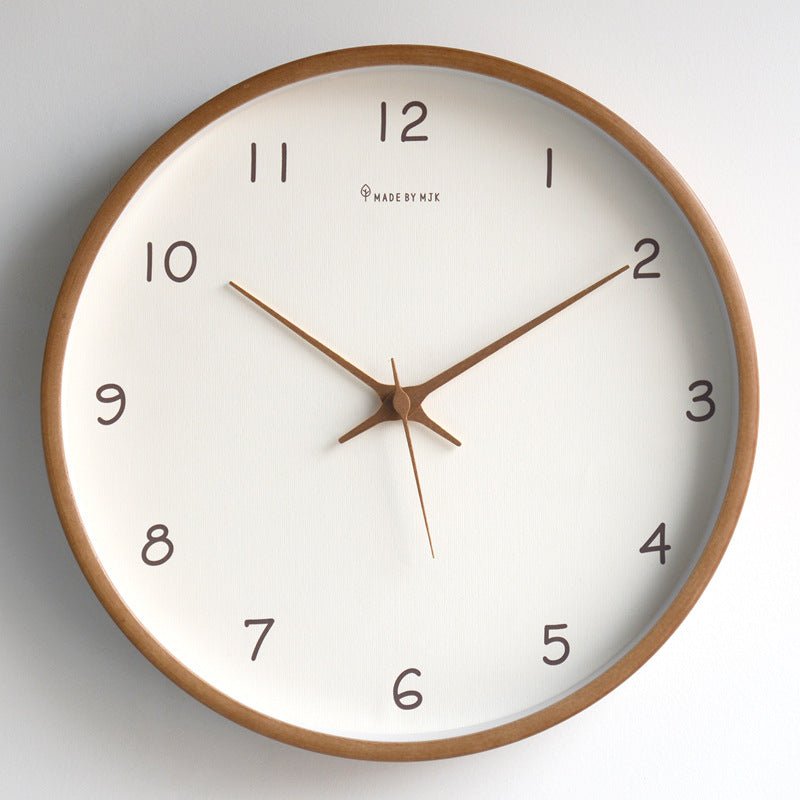 Lautlose Wanduhr aus Massivholz