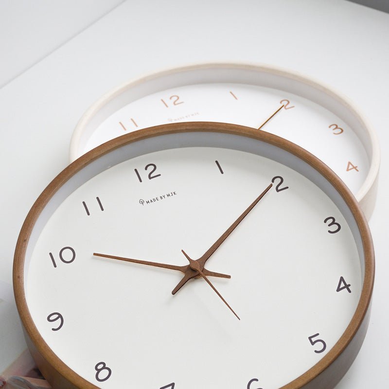 Lautlose Wanduhr aus Massivholz