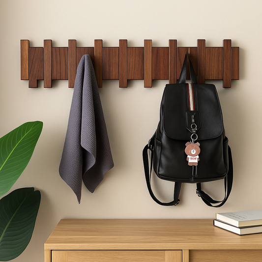 Garderobe aus Holz in Klavieroptik