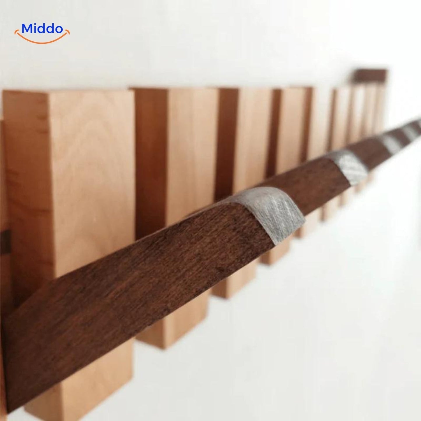 Handgefertigte Garderobe aus Holz in Klavieroptik
