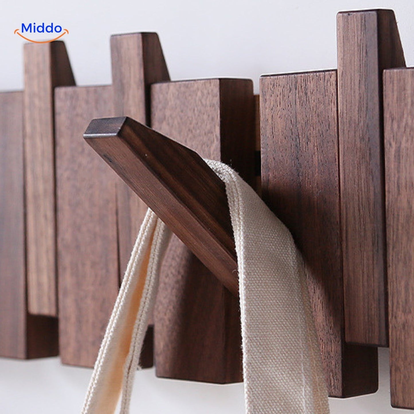 Handgefertigte Garderobe aus Holz in Klavieroptik