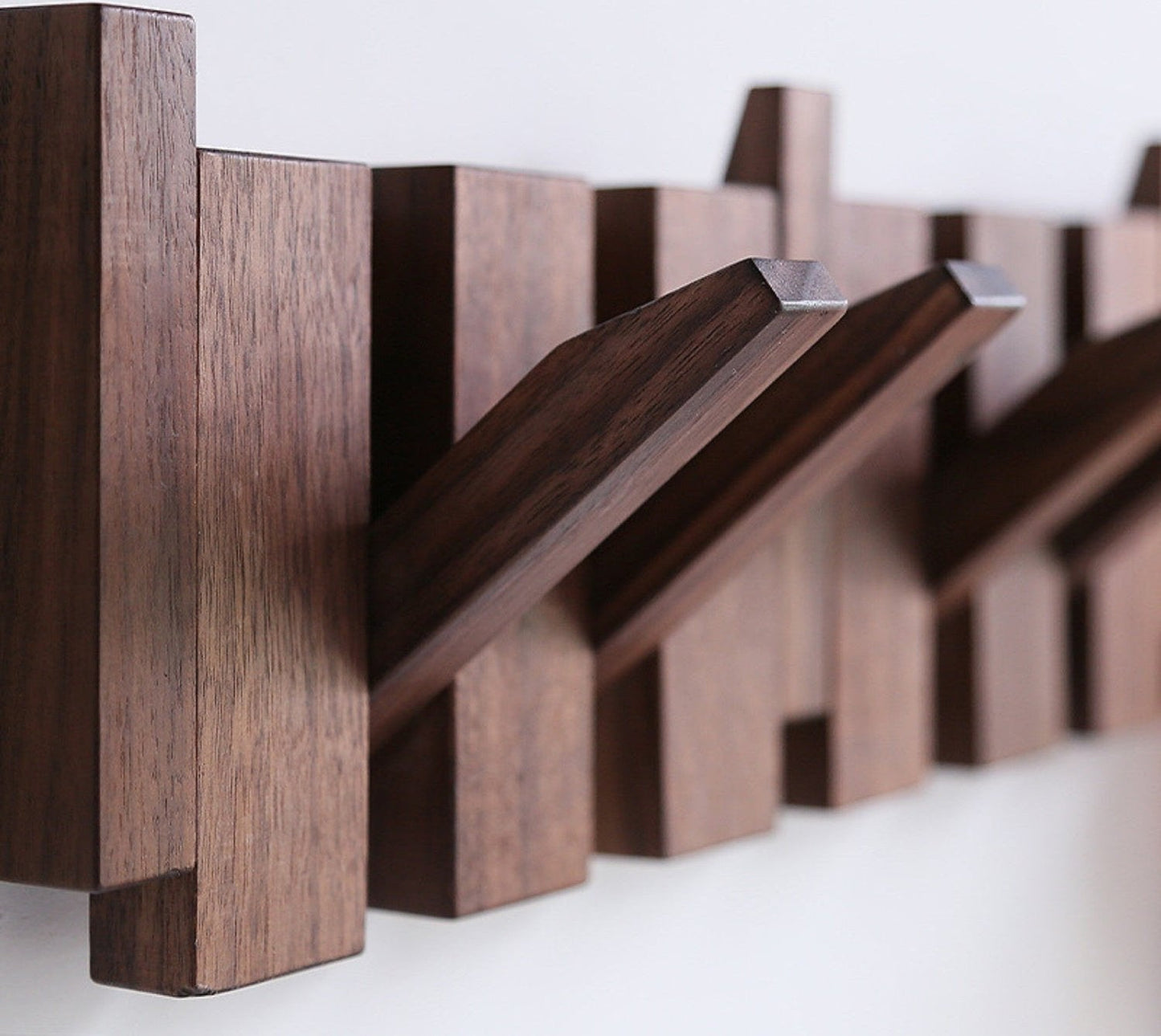 Handgefertigte Garderobe aus Holz in Klavieroptik