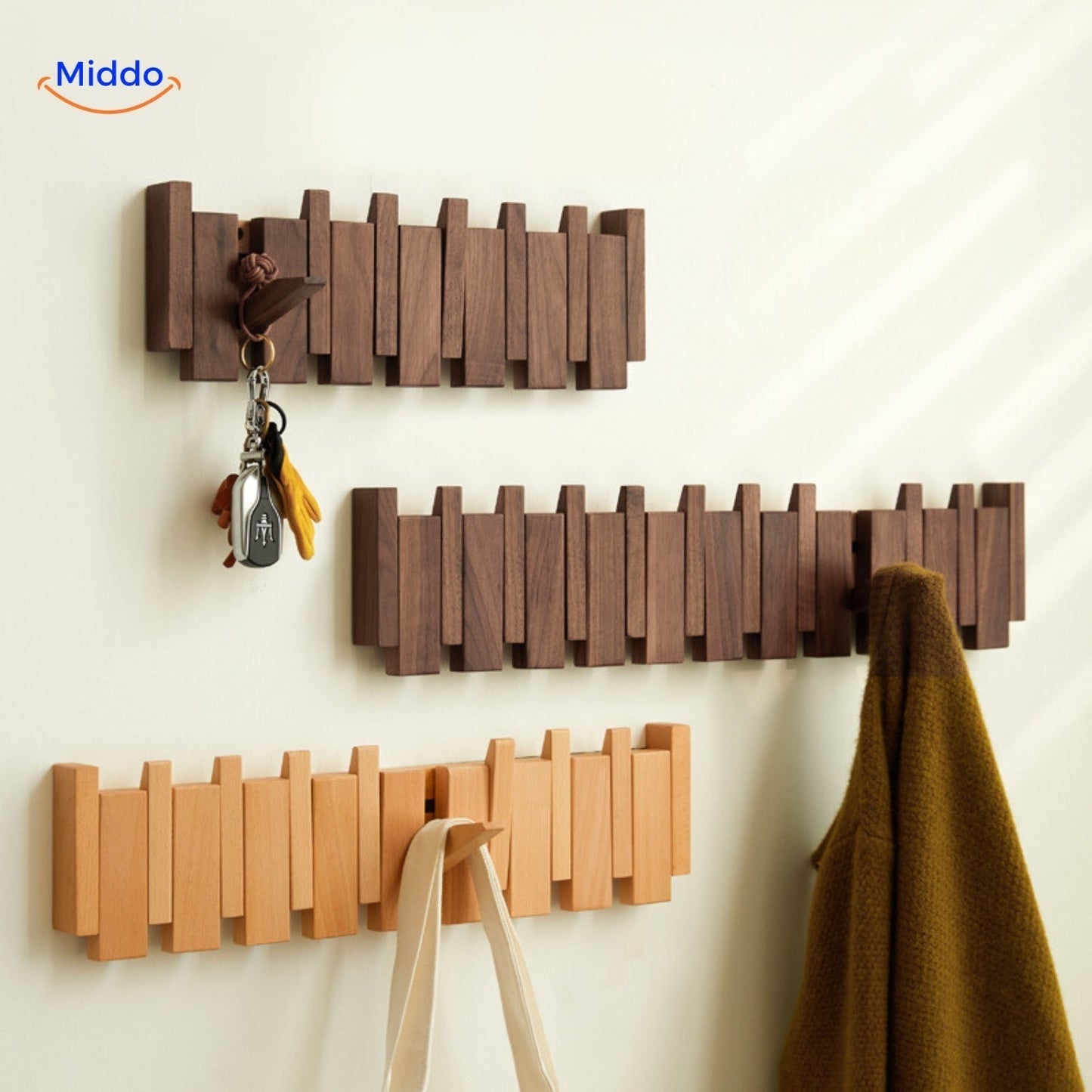 Handgefertigte Garderobe aus Holz in Klavieroptik