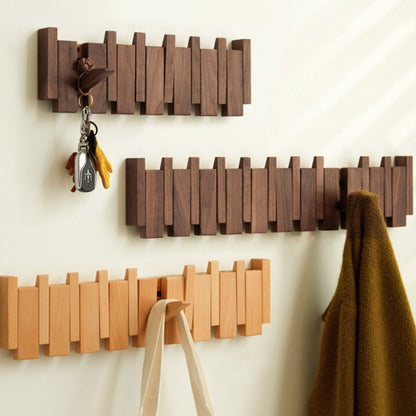 Garderobe aus Holz in Klavieroptik