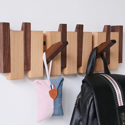 Garderobe aus Holz in Klavieroptik