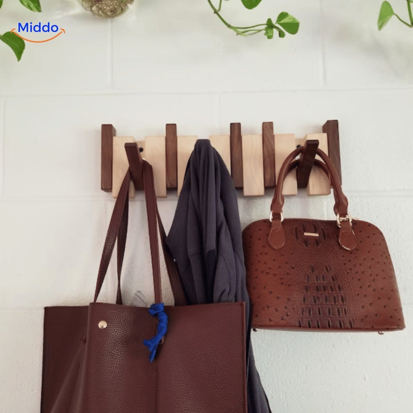 Handgefertigte Garderobe aus Holz in Klavieroptik