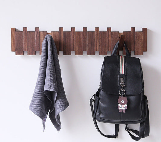 Handgefertigte Garderobe aus Holz in Klavieroptik