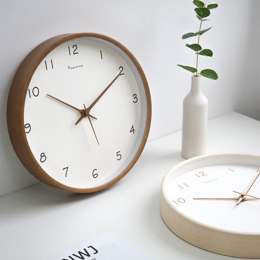 Lautlose Wanduhr aus Massivholz